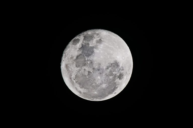 A Lua que Floresce o Céu: Espetáculo Celeste Encanta e Convida à Contemplação