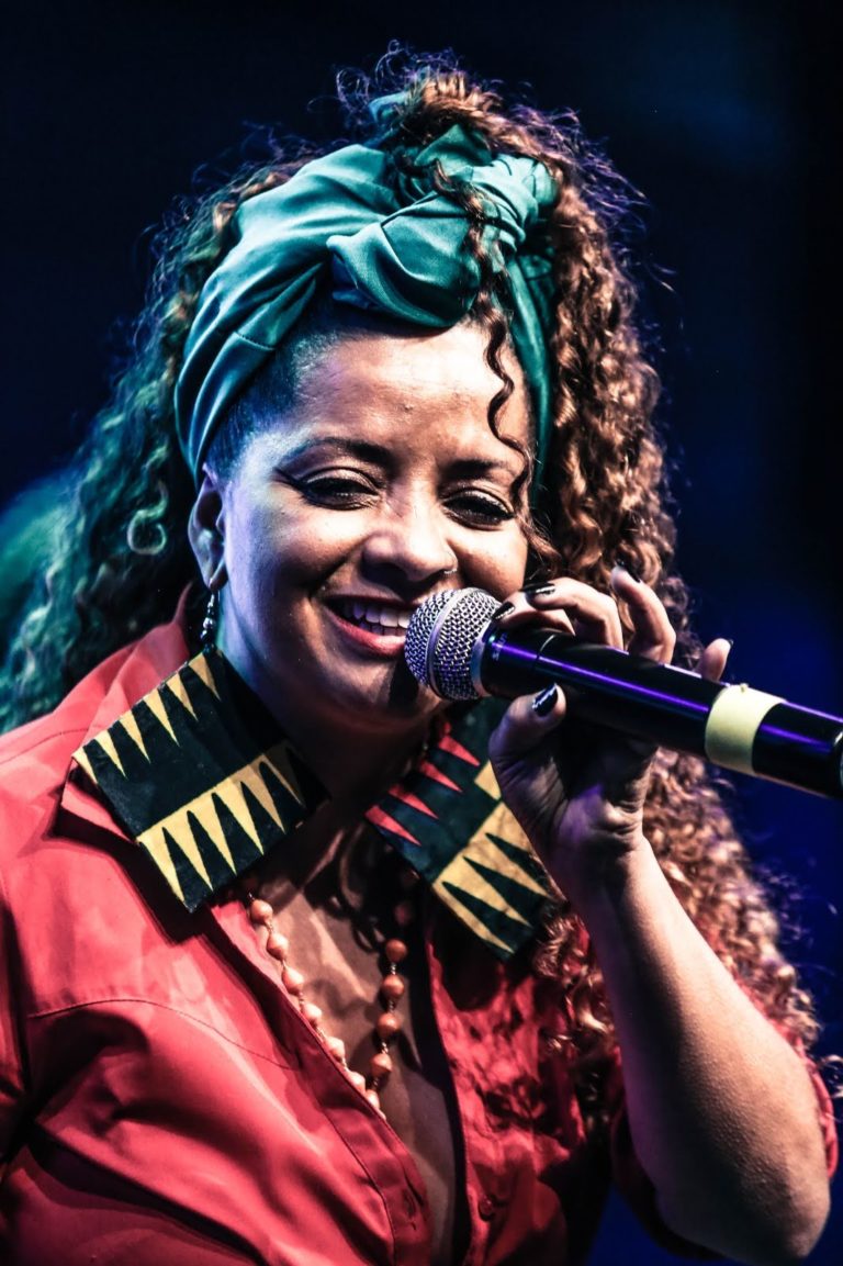 Vanice Deise participa do Sarau A Arte Liberta no Espaço Cultural Jd. Damasceno