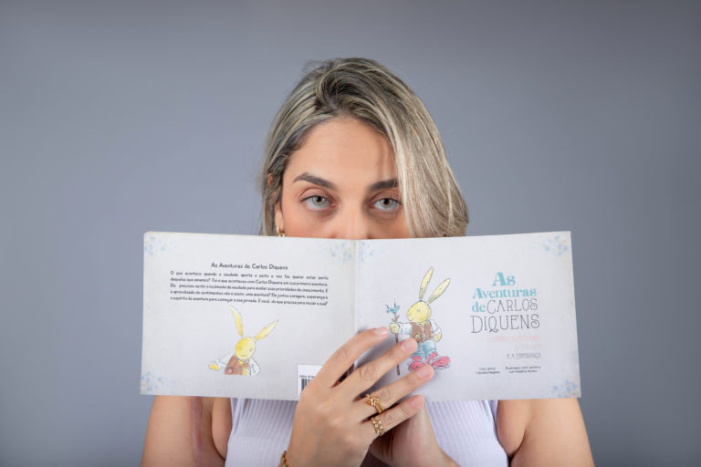 Autora Claudia Regina Antônio realiza sonho de lançar primeiro livro na Bienal do Livro de São Paulo