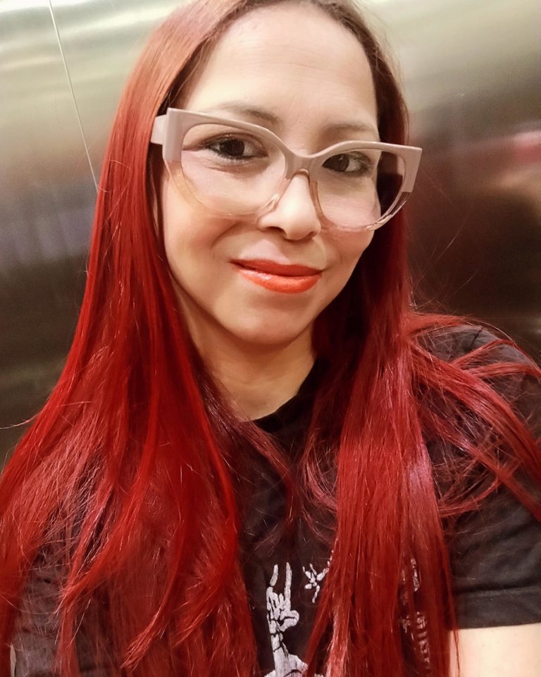 Autora Reca Silva de “Pedras Sem Valor” na Bienal do Livro