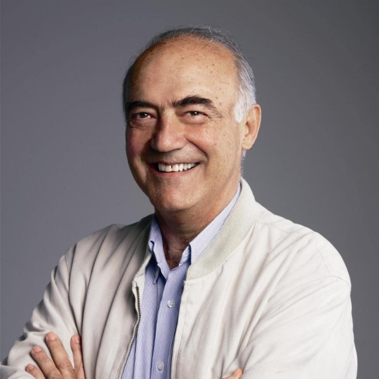 O autor Antônio Cândido lança seu novo livro na Livraria da Vila do Shopping J. K. Iguatemi