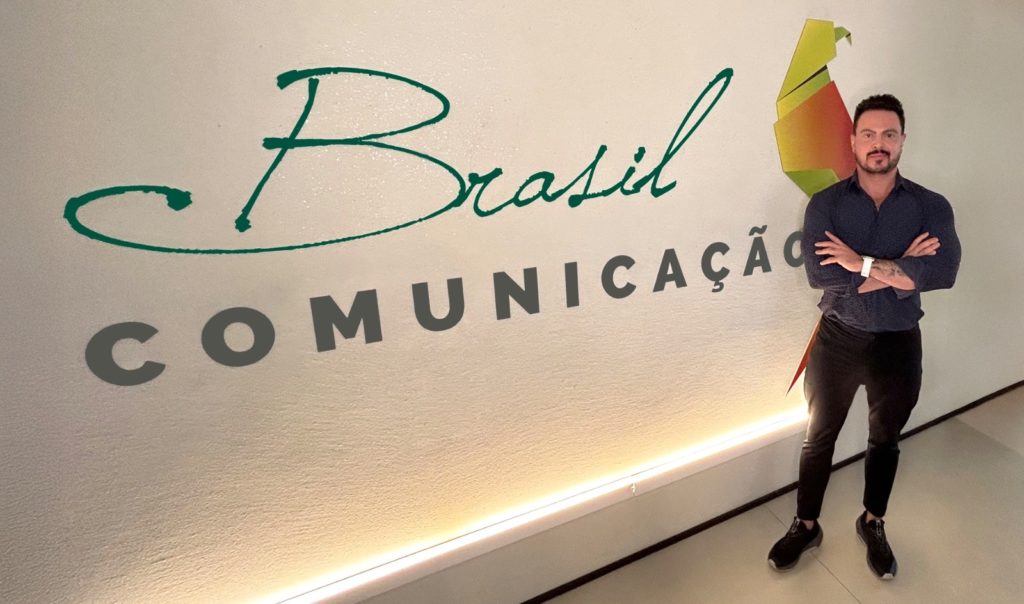 O marqueteiro político e digital, Zuza Nacif, é categórico: quem vencerá as eleições em 26 é quem chegar ao celular do eleitor