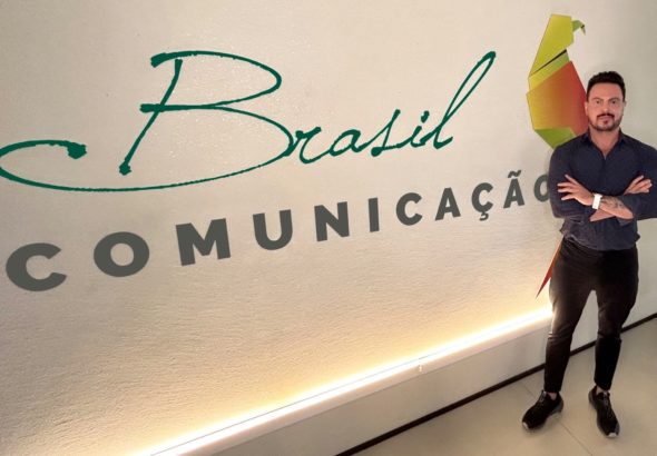 O marqueteiro político e digital, Zuza Nacif, é categórico: quem vencerá as eleições em 26 é quem chegar ao celular do eleitor