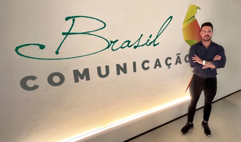 O marqueteiro político e digital, Zuza Nacif, é categórico: quem vencerá as eleições em 26 é quem chegar ao celular do eleitor