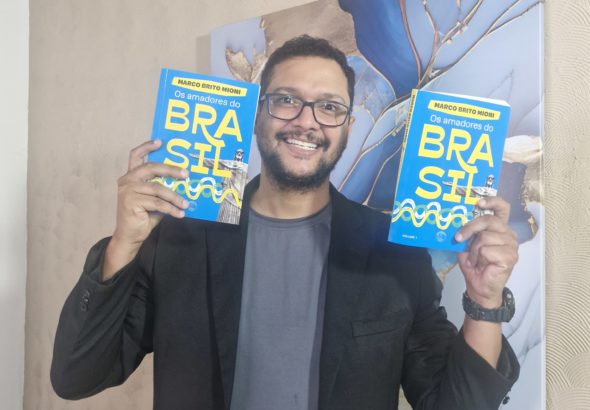 Marco Brito Mioni retrata o país real em “Os Amadores do Brasil”, uma viagem literária entre humor, crítica e afeto