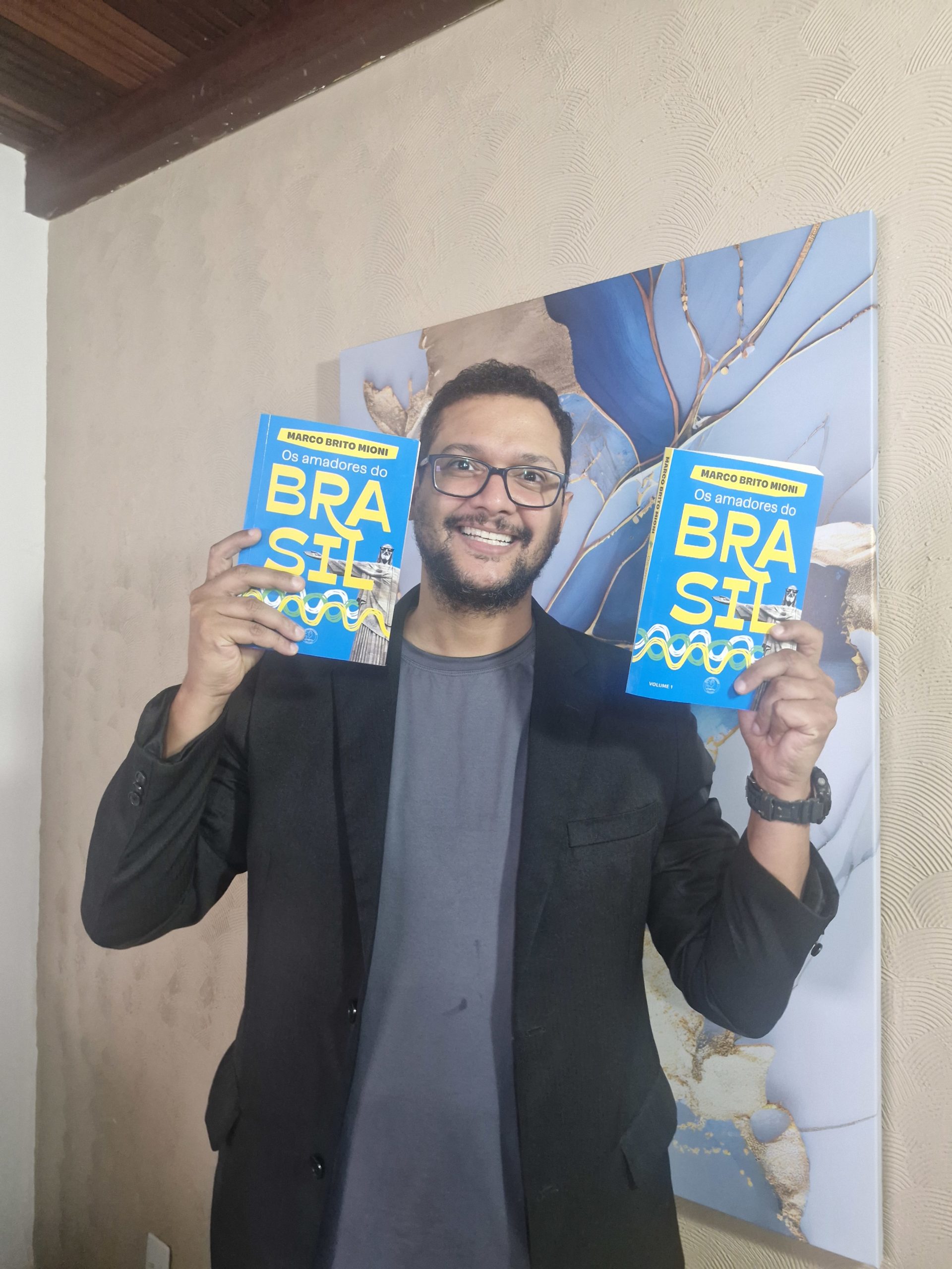 Marco Brito Mioni retrata o país real em “Os Amadores do Brasil”, uma viagem literária entre humor, crítica e afeto