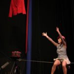 Circo, música e poesia se encontram em “Casaco Vermelho”, espetáculo gratuito que acontece no dia 29 de março, no Parque da Previdência, SP