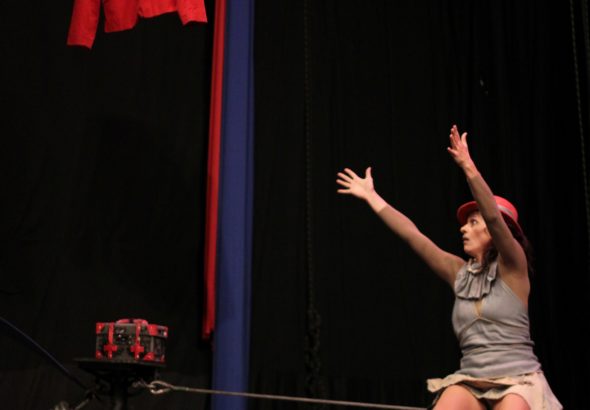 Circo, música e poesia se encontram em “Casaco Vermelho”, espetáculo gratuito que acontece no dia 29 de março, no Parque da Previdência, SP