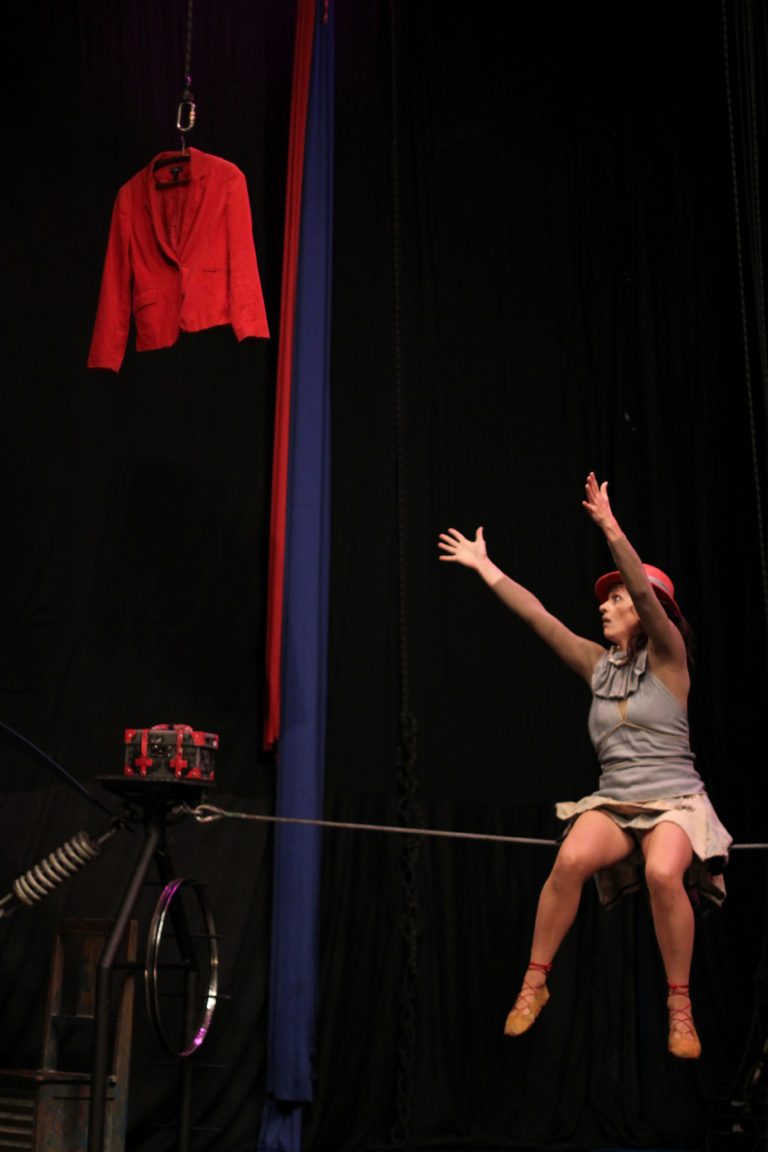 Circo, música e poesia se encontram em “Casaco Vermelho”, espetáculo gratuito que acontece no dia 29 de março, no Parque da Previdência, SP