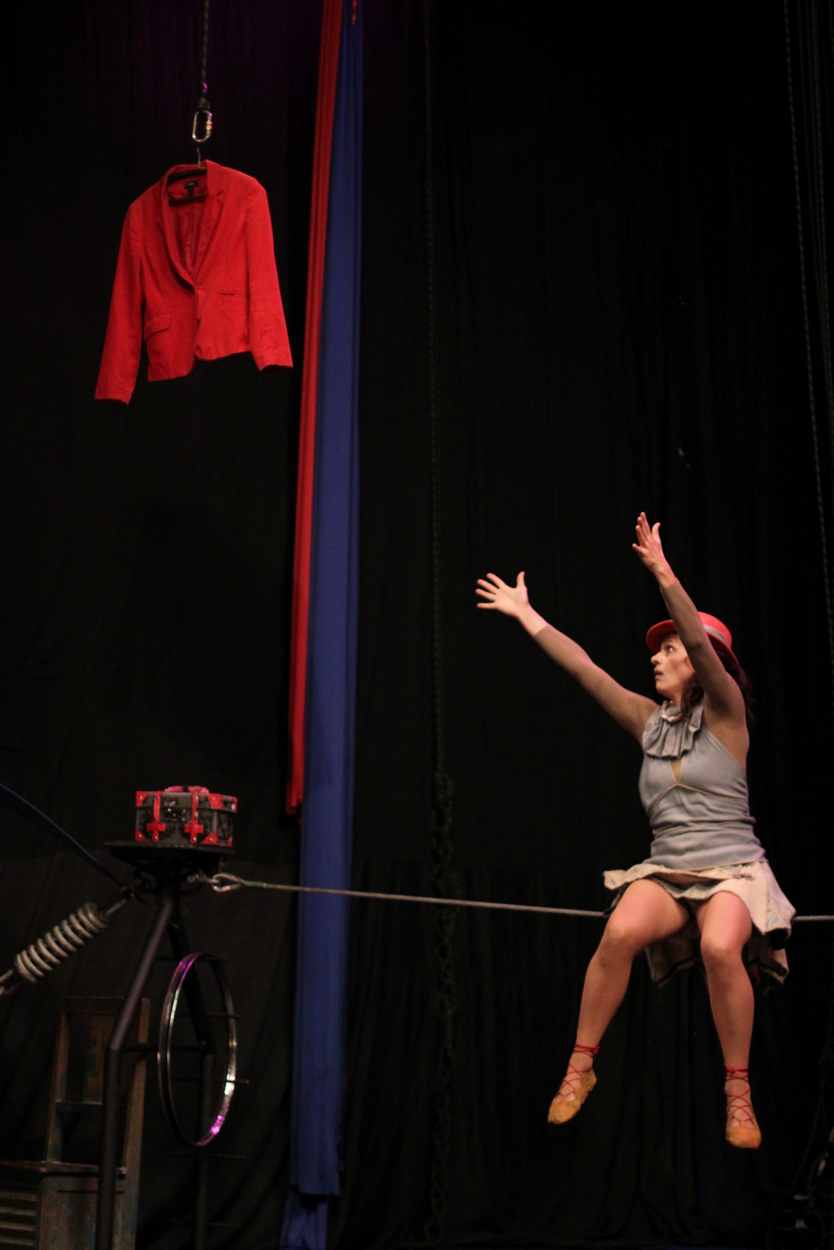 Circo, música e poesia se encontram em “Casaco Vermelho”, espetáculo gratuito que acontece no dia 29 de março, no Parque da Previdência, SP